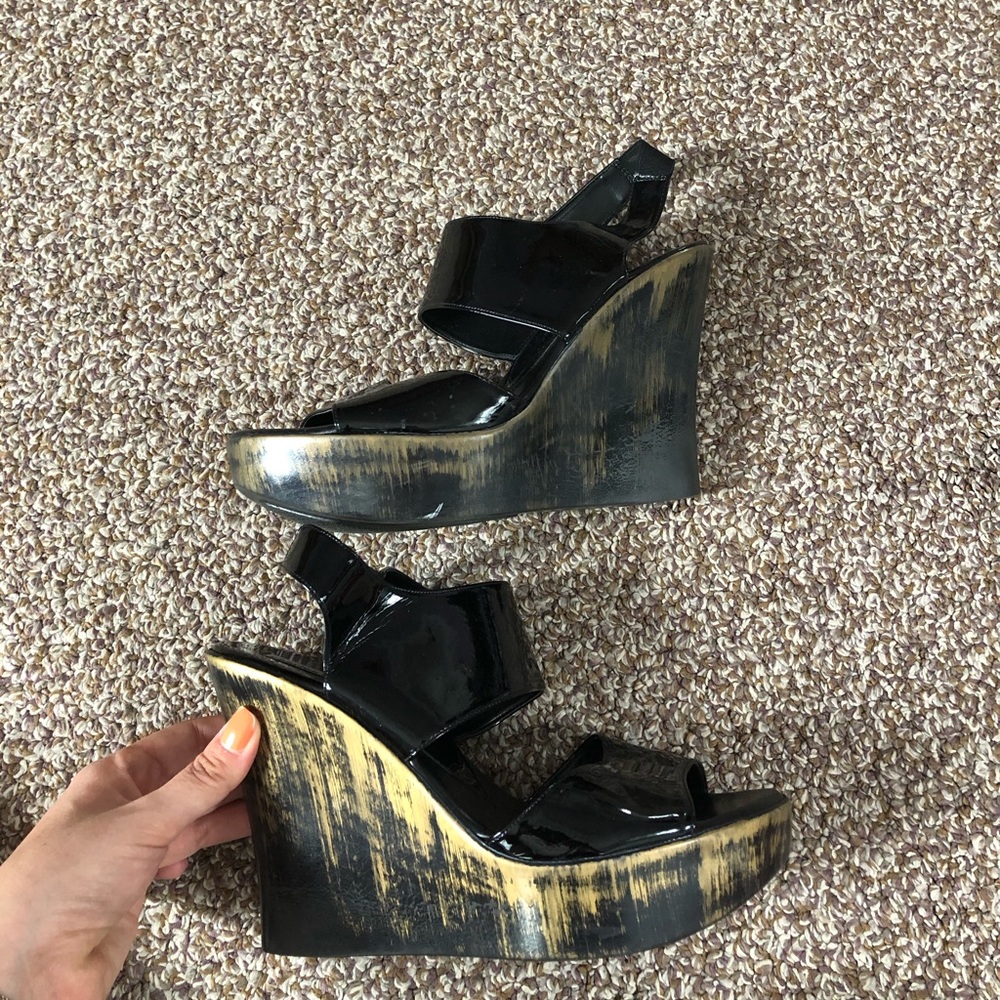 Charles david black and gold wedges